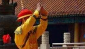 康熙皇帝来到孔子墓前，为何一开始不肯下跪行礼？
