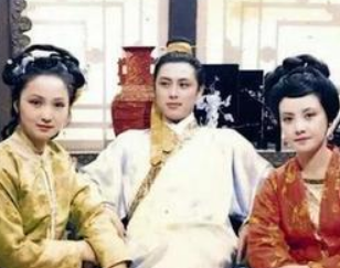 红楼梦中平儿将贾琏偷娶的事情告诉王熙凤到底是为什么？