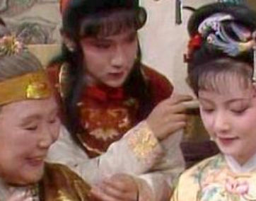 红楼梦中宝钗知道贾母要给自己办生日宴是什么表现？
