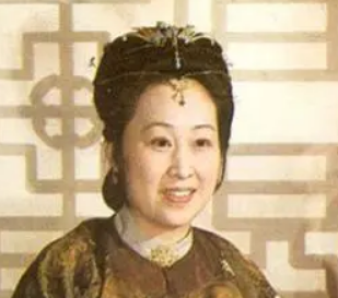 红楼梦薛姨妈进京后为何会选择住在贾府？