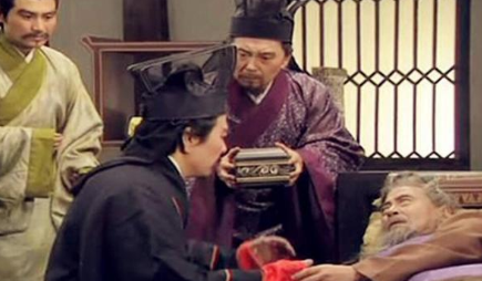 陶谦明明有两个儿子以及亲信部下，为何将徐州让给刘备？