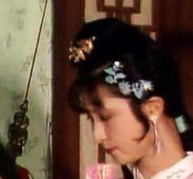 红楼梦中尤二姐进入贾府后她的生活如何？为何最后会吞金自杀？