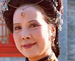 红楼梦邢夫人与贾赦之间的关系如何？为何说她愚蠢？