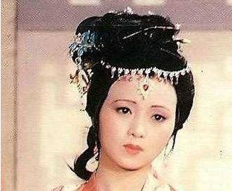 红楼梦秦可卿生病日每日换四五次衣裳，是为何？
