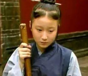 红楼梦中芳官与赵姨娘之间有何交集？
