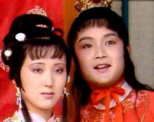 红楼梦宝玉送黛玉两块旧手帕是什么意思？有何含义