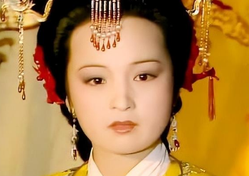 红楼梦中，贾元春为什么独宠小戏子龄官？