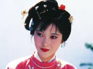 红楼梦中邢岫烟出场时，不是在串门，就是在串门的路上