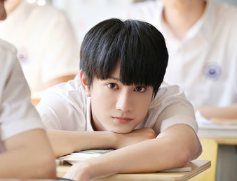 《追着彩虹的我们》敖子逸、杨志雯主演，讲述了什么故事？