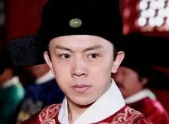 洪遵任职期间，有哪些卓著政绩？他在学术方面有哪些贡献？