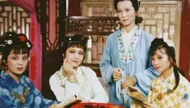 《红楼梦》中的薛宝钗为什么处处打压迎春，不让她冒头？
