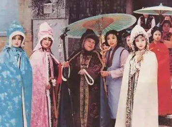 红楼梦中贾家降等袭爵，为什么史家还是世袭侯爵？