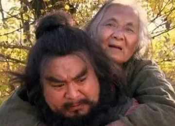水浒传中李逵之母葬身虎口，是谁导致的？