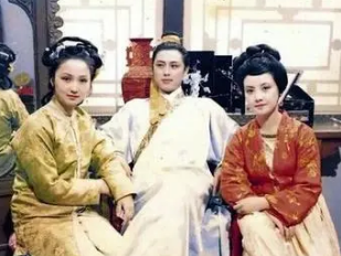 红楼梦中平儿对王熙凤忠臣吗？她为何选择性地告密？