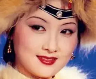 红楼梦中贾珍贾蓉父子与王熙凤之间的关系怎么样？