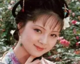 红楼梦王熙凤知道贾母要帮宝钗举办生日宴后，是什么表现？