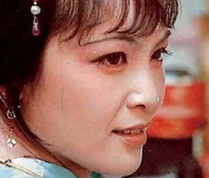 红楼梦中贾迎春是什么出身？她的性格如何？