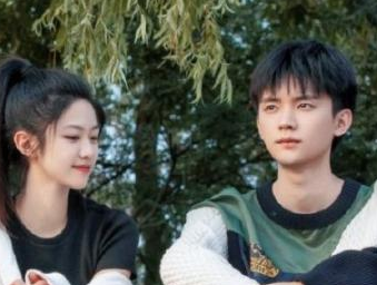 《白日梦我》改编自同名小说，网传周翊然、向涵之即将二搭