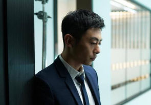 《赖猫的狮子倒影》刘青的真实身份是什么？