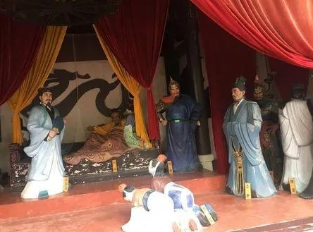 刘禅称帝后诸葛亮上朝还带着上百人 诸葛亮为什么不愿意还政