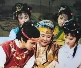 为何说黛玉在贾府的处境很尴尬？