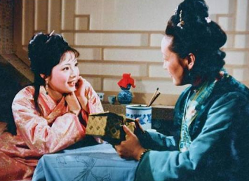 红楼梦中薛宝钗三次让莺儿倒茶，她为什么不倒？