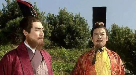 鉴于哪两个不利因素，刘备不得不向孙权提出借南郡？