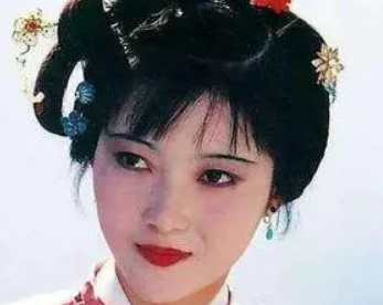 红楼梦中秦钟与邢岫烟之间有何相似之处？结局有何不同？