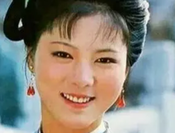 红楼梦中贾政相中的两个丫鬟分别是谁？