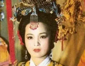 红楼梦中元春回到贾府后为何会哭？