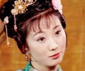 红楼梦中鸳鸯在贾府是什么地位？她与赖嬷嬷有相似之处吗？