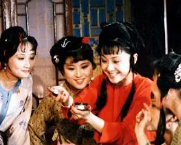 红楼梦中宝玉生日宴会那天，芳官为何会与宝玉一起睡？