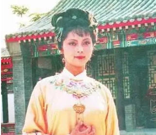 红楼梦中宝钗是个矛盾的人吗？为何这么说？