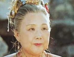 红楼梦中贾母邢夫人之间的关系如何？为何不让她不让邢夫人上牌桌？