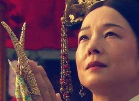 古代妃子为什么要带长长的指甲套 这东西真的是方便皇帝吗