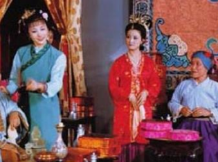 红楼梦中刘姥姥进荣国府后，王熙凤的态度有何转变？