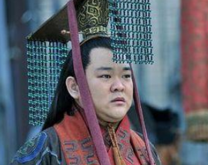 《出师表》出自于何时？诸葛亮在此夸奖的人分别是哪些？