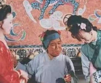 红楼梦刘姥姥游大观园突然拉肚子的背后有何意义？