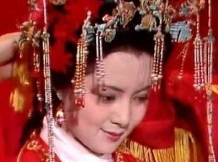 红楼梦中贾母给薛宝钗办生日宴会的真实目的是什么？