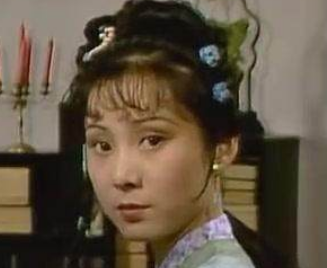 红楼梦黛玉在端午节赐礼时，叫袭人嫂子是因为什么？