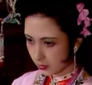 红楼梦尤二姐嫁给贾琏后，兴儿是如何对待她的？