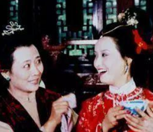 红楼梦贾府元宵节时，贾母为何要骂袭人？