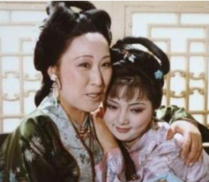 红楼梦宝玉被打后，贾母是如何夸赞前来探望的宝钗的？