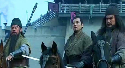 在古城会的时候，张飞为什么要让关羽斩杀蔡阳？