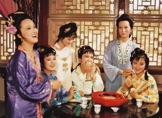 红楼梦中夜抄大观园是秘密行动，为什么探春很早就得知了消息？