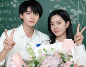 《白日梦我》改编自同名小说，由庄达菲、周翊然主演