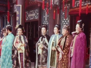 红楼梦中，王夫人为什么被冠以娘家姓氏？