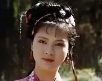 红楼梦中袭人被李嬷嬷骂，是因为什么事情？