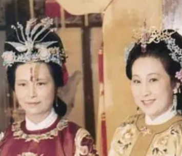 红楼梦中贾母与王夫人的生活态度对贾府有何影响?