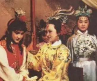 红楼梦中宝玉的奶娘李嬷嬷是个年迈的人?